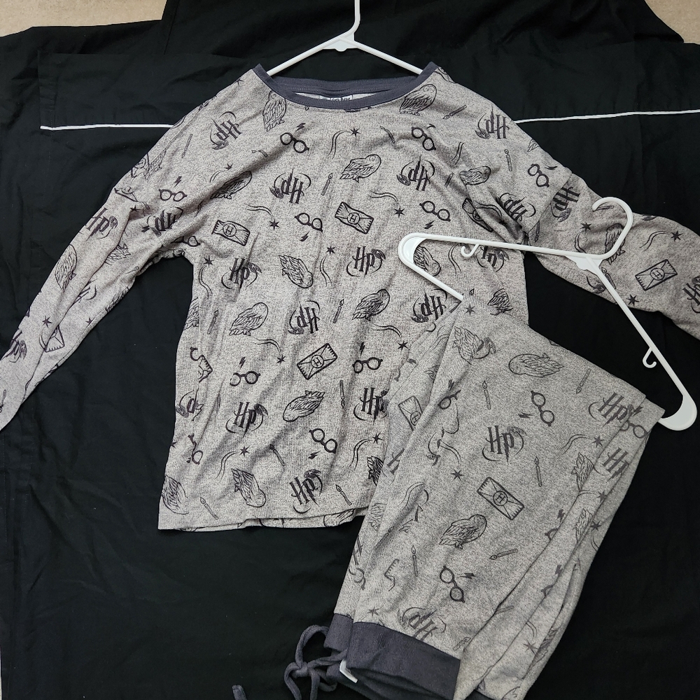 Harry Potter. Gray Pajama Set with Long Sleeves and Playful Prints